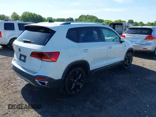 2022 Volkswagen Taos SE z VIN 3VVRX7B2XNM076678, wystawiony jako IAAI lot #42323230 z przebiegiem 23 619 mil mil oraz . Historia ofert i sprzedaży dostępna na DreamBid. Obrazek 4.