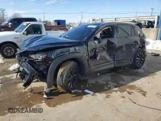 2024 Mazda CX-50 S Premium z VIN 7MMVABDMXRN195875, wystawiony jako Copart lot #88483835 z przebiegiem Nie podano mil oraz Szkoda całkowita • Salvage title. Historia ofert i sprzedaży dostępna na DreamBid. Obrazek 1.