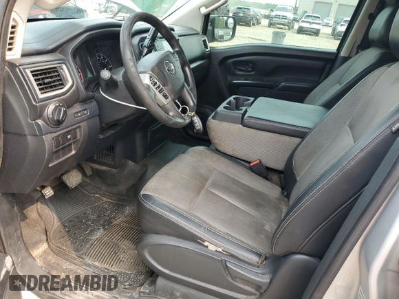 2017 Nissan Titan SV z VIN 1N6AA1EJ3HN575519, wystawiony jako Copart lot #59266955 z przebiegiem 189 743 mil mil oraz Czysty tytuł • Clean title. Historia ofert i sprzedaży dostępna na DreamBid. Obrazek 7.