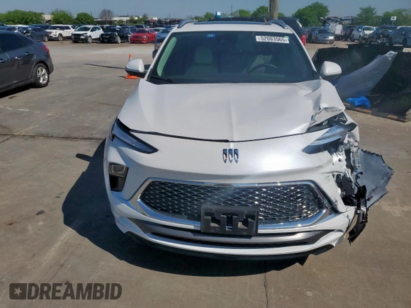 2024 Buick Encore GX Avenir z VIN KL4AMFSL9RB017071, wystawiony jako Copart lot #52003565 z przebiegiem 8 013 mil mil oraz Szkoda całkowita • Salvage title. Historia ofert i sprzedaży dostępna na DreamBid. Obrazek 5.