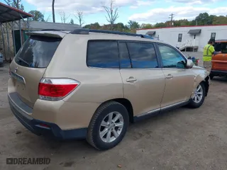 2011 Toyota Highlander with VIN 5TDBK3EH0BS057639, listed as a IAAI auction lot 40617496 with 94,093 mi miles. Bid and sale history available at carsss.com. Image 4.