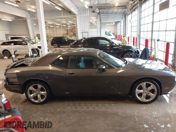2013 Dodge Challenger SXT z VIN 2C3CDYAG9DH629189, wystawiony jako IAAI lot #41374015 z przebiegiem Nie podano mil oraz . Historia ofert i sprzedaży dostępna na DreamBid. Obrazek 13.