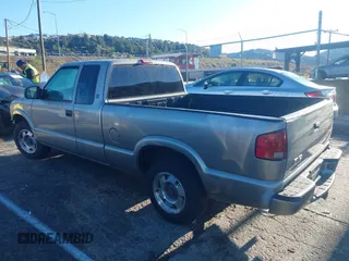 2001 GMC Sonoma SLS w/1SG Pkg with VIN 1GTCS19W818237097, listed as a IAAI auction lot 41745396 with Not Provided miles. Bid and sale history available at carsss.com. Image 15.