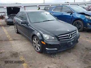 2014 Mercedes-Benz C 250 Sport z VIN WDDGF4HB2EA953830, wystawiony jako IAAI lot #41697126 z przebiegiem 141 371 mil mil oraz . Historia ofert i sprzedaży dostępna na DreamBid. Obrazek 1.