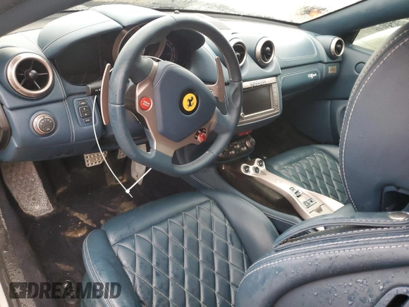 2012 Ferrari California z VIN ZFF65TJA9C0186664, wystawiony jako Copart lot #43286695 z przebiegiem Nie podano mil oraz Szkoda całkowita • Salvage title. Historia ofert i sprzedaży dostępna na DreamBid. Obrazek 8.