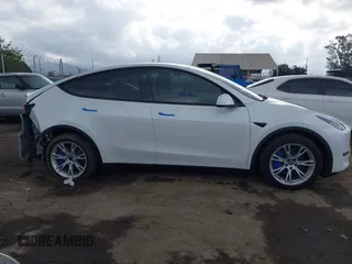 2024 Tesla Model Y Long Range with VIN 7SAYGDEE5RF036018, listed as a IAAI auction lot 42120803 with 25,347 mi miles. Bid and sale history available at carsss.com. Image 13.