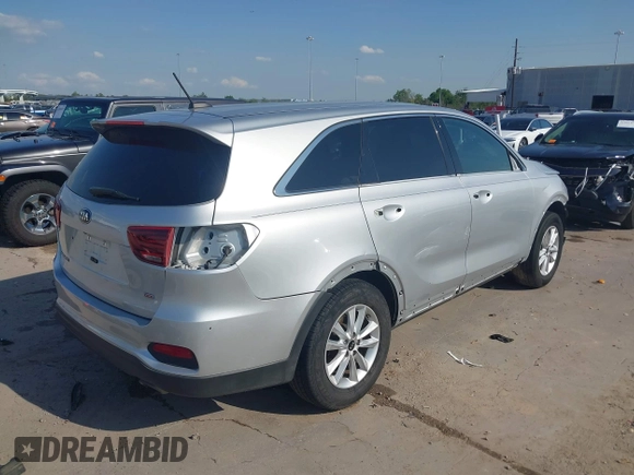 2020 Kia Sorento LX with VIN 5XYPG4A39LG675807, listed as a IAAI auction lot 41871304 with 124,689 mi miles. Bid and sale history available at carsss.com. Image 4.