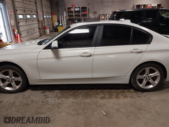2014 BMW 3 Series 320i xDrive with VIN WBA3C3C52EPV90601, listed as a IAAI auction lot 42082100 with 1 mi miles. Bid and sale history available at carsss.com. Image 14.