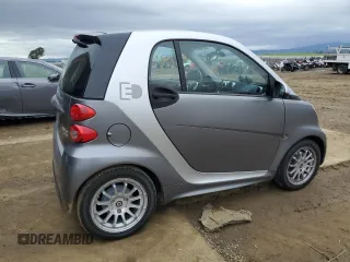 2014 Smart fortwo Passion z VIN WMEEJ9AA8DK673242, wystawiony jako Copart lot #43963505 z przebiegiem Nie podano mil oraz Tytuł czysty. Historia ofert i sprzedaży dostępna na DreamBid. Obrazek 3.