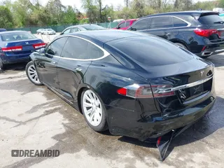 2017 Tesla Model S 60 z VIN 5YJSA1E13HF228486, wystawiony jako IAAI lot #42092686 z przebiegiem 78 089 mil mil oraz . Historia ofert i sprzedaży dostępna na DreamBid. Obrazek 3.