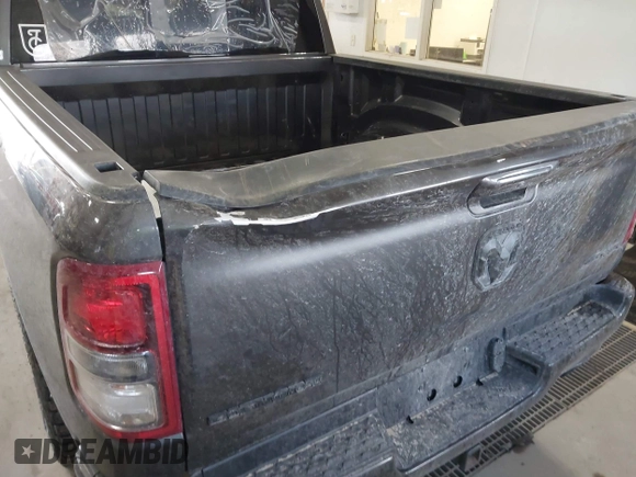 2020 Ram 1500 Big Horn z VIN 1C6SRFFT6LN103179, wystawiony jako IAAI lot #41884083 z przebiegiem 63 461 mil mil oraz . Historia ofert i sprzedaży dostępna na DreamBid. Obrazek 6.