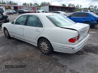 2000 Mercedes-Benz E-Class with VIN WDBJF65JXYB045761, listed as a IAAI auction lot 41952097 with 1 mi miles. Bid and sale history available at carsss.com. Image 3.