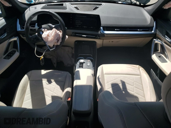 2025 BMW X1 xDrive28i z VIN WBX73EF04S5087145, wystawiony jako Copart lot #55381395 z przebiegiem 2551 mil mil oraz Szkody całkowita. Historia ofert i sprzedaży dostępna na DreamBid. Obrazek 8.