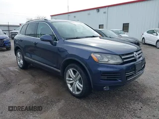 2013 Volkswagen Touareg Lux z VIN WVGEF9BP0DD000495, wystawiony jako IAAI lot #41711365 z przebiegiem 116 223 mil mil oraz . Historia ofert i sprzedaży dostępna na DreamBid. Obrazek 1.