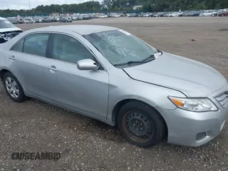 2011 Toyota Camry LE z VIN 4T1BF3EK5BU153063, wystawiony jako IAAI lot #40416479 z przebiegiem 192 289 mil mil oraz . Historia ofert i sprzedaży dostępna na DreamBid. Obrazek 13.