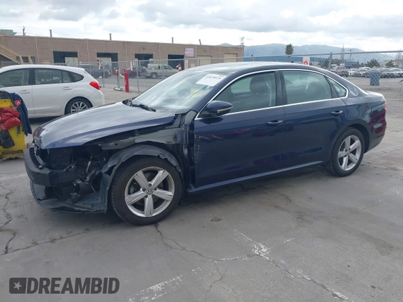 2012 Volkswagen Passat SE z VIN 1VWBP7A39CC056590, wystawiony jako IAAI lot #41879975 z przebiegiem 76 125 mil mil oraz . Historia ofert i sprzedaży dostępna na DreamBid. Obrazek 19.