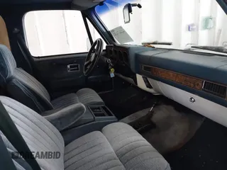 1989 Chevrolet Suburban z VIN 1GNEV16K2KF127586, wystawiony jako IAAI lot #41867659 z przebiegiem 71 373 mil mil oraz . Historia ofert i sprzedaży dostępna na DreamBid. Obrazek 5.