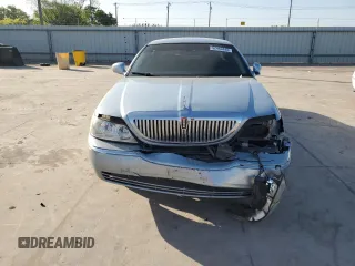 2011 Lincoln Town Car Signature Limited z VIN 2LNBL8CV6BX758771, wystawiony jako Copart lot #52443335 z przebiegiem 133 454 mil mil oraz Szkody całkowita. Historia ofert i sprzedaży dostępna na DreamBid. Obrazek 5.