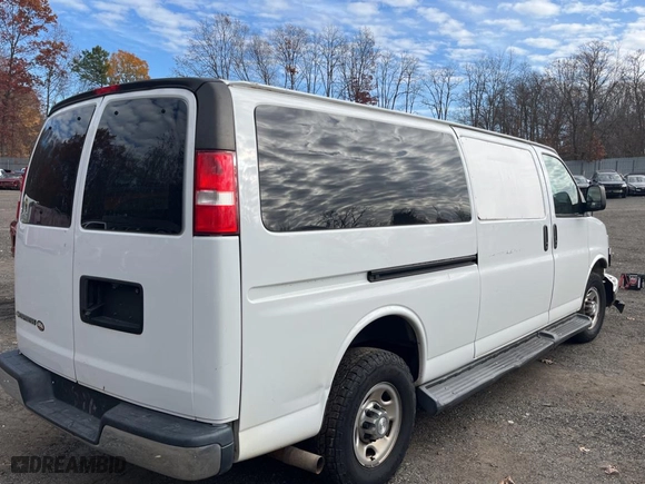 2019 Chevrolet Express Passenger LT with VIN 1GAZGPFGXK1236869, listed as a Copart auction lot 81742124 with 88,445 mi miles and Salvage Title. Bid and sale history available at carsss.com. Image 4.