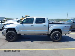 2013 Toyota Tacoma PreRunner z VIN 5TFJU4GN6DX032952, wystawiony jako IAAI lot #42001014 z przebiegiem 152 755 mil mil oraz . Historia ofert i sprzedaży dostępna na DreamBid. Obrazek 14.