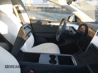 2024 Tesla Model Y с VIN 7SAYGDED5RF010087, выставлен на аукционе IAAI как лот 41312466 с пробегом Не указан миль и . История ставок и продаж доступна на DreamBid. Изображение 5.