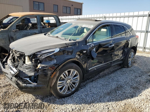2017 Cadillac XT5 Premium Luxury AWD z VIN 1GYKNERS7HZ111416, wystawiony jako Copart lot #47649025 z przebiegiem Nie podano mil oraz Szkody całkowita. Historia ofert i sprzedaży dostępna na DreamBid. Obrazek 1.