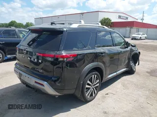 2024 Nissan Pathfinder Platinum z VIN 5N1DR3DJ6RC243508, wystawiony jako IAAI lot #42007758 z przebiegiem 19 729 mil mil oraz . Historia ofert i sprzedaży dostępna na DreamBid. Obrazek 4.