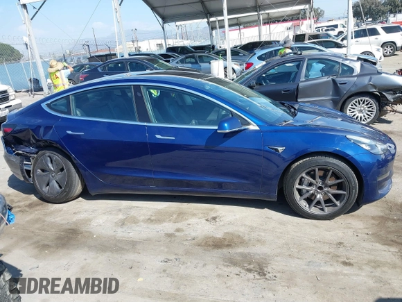 2018 Tesla Model 3 Long Range Battery z VIN 5YJ3E1EA4JF078080, wystawiony jako IAAI lot #41688015 z przebiegiem 97 886 mil mil oraz . Historia ofert i sprzedaży dostępna na DreamBid. Obrazek 13.