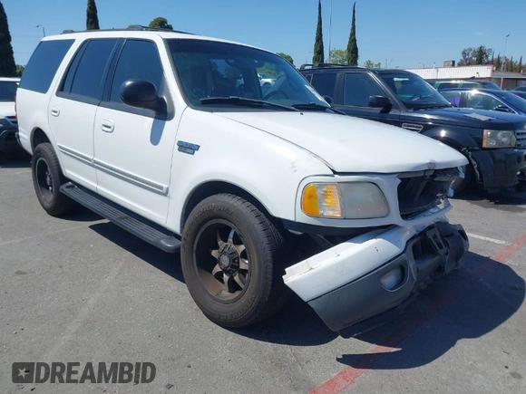 2000 Ford Expedition XLT with VIN 1FMRU1568YLB31018, listed as a IAAI auction lot 41993546 with 1 mi miles. Bid and sale history available at carsss.com. Image 1.