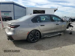 2024 BMW i7 eDrive50 z VIN WBY43EJ06RCP00894, wystawiony jako Copart lot #78689954 z przebiegiem Nie podano mil oraz Szkody całkowita. Historia ofert i sprzedaży dostępna na DreamBid. Obrazek 3.