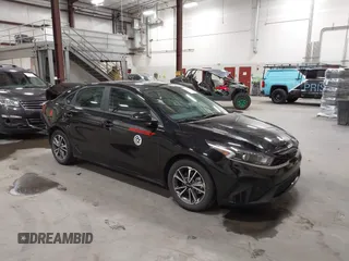 2023 Kia Forte LXS z VIN 3KPF24AD4PE646186, wystawiony jako IAAI lot #42137342 z przebiegiem 15 866 mil mil oraz . Historia ofert i sprzedaży dostępna na DreamBid. Obrazek 1.