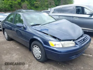 1999 Toyota Camry LE z VIN 4T1BG22K0XU906355, wystawiony jako IAAI lot #42210385 z przebiegiem 204 524 mil mil oraz . Historia ofert i sprzedaży dostępna na DreamBid. Obrazek 1.