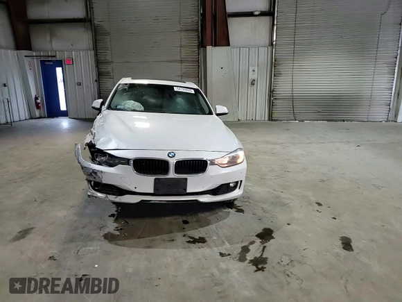 2015 BMW 3 Series 328i xDrive z VIN WBA3B5C55FF961191, wystawiony jako Copart lot #54799805 z przebiegiem 102 979 mil mil oraz Nie do naprawy • Non repairable. Historia ofert i sprzedaży dostępna na DreamBid. Obrazek 13.