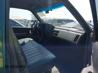 1990 Chevrolet Silverado 2500 z VIN 1GCFK24K6LZ159200, wystawiony jako IAAI lot #42083271 z przebiegiem 189 288 mil mil oraz . Historia ofert i sprzedaży dostępna na DreamBid. Obrazek 5.