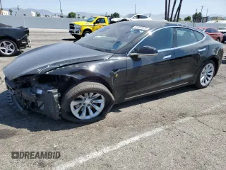 2018 Tesla Model S 75D z VIN 5YJSA1E24JF248762, wystawiony jako Copart lot #61501075 z przebiegiem 63 802 mil mil oraz Szkoda całkowita • Salvage title. Historia ofert i sprzedaży dostępna na DreamBid. Obrazek 1.