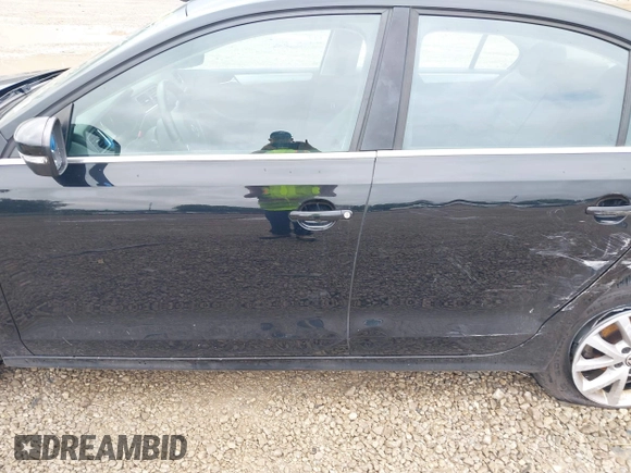 2013 Volkswagen Jetta SE with VIN 3VWDX7AJ1DM352551, listed as a IAAI auction lot 42473476 with 95,612 mi miles and . Bid and sale history available at DreamBid. Image 14.
