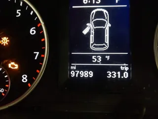 2016 Volkswagen Tiguan SE z VIN WVGBV7AX3GW507850, wystawiony jako IAAI lot #41303866 z przebiegiem 97 989 mil mil oraz . Historia ofert i sprzedaży dostępna na DreamBid. Obrazek 7.