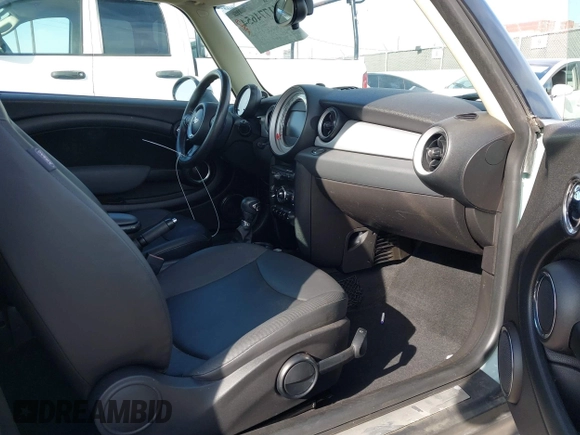 2011 MINI Hardtop z VIN WMWSU3C57BT251053, wystawiony jako IAAI lot #41774654 z przebiegiem 128 835 mil mil oraz . Historia ofert i sprzedaży dostępna na DreamBid. Obrazek 5.