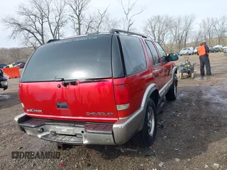 2000 Chevrolet Blazer LT z VIN 1GNDT13W2Y2163805, wystawiony jako IAAI lot #41537780 z przebiegiem 170 527 mil mil oraz . Historia ofert i sprzedaży dostępna na DreamBid. Obrazek 4.