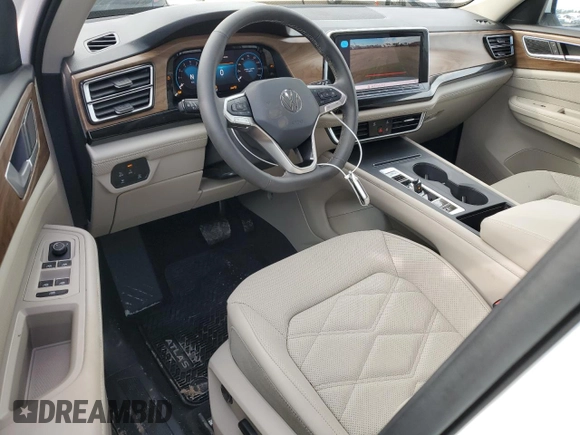 2024 Volkswagen Atlas SE with VIN 1V2DR2CA1RC533959, listed as a Copart auction lot 86839684 with 5,733 mi miles and Salvage title. Bid and sale history available at DreamBid. Image 8.