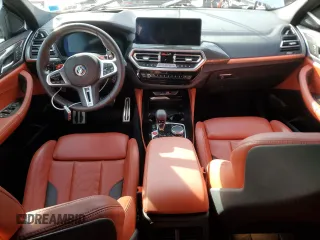 2024 BMW X4 M z VIN 5YM23EC01R9W18369, wystawiony jako Copart lot #53838455 z przebiegiem 11 550 mil mil oraz Szkody całkowita. Historia ofert i sprzedaży dostępna na DreamBid. Obrazek 8.