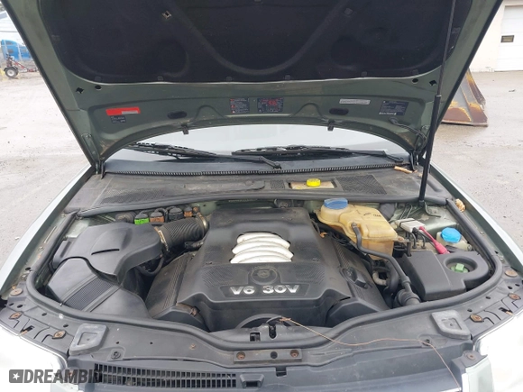 2002 Volkswagen Passat GLX with VIN WVWYH63BX2E208839, listed as a IAAI auction lot 42018138 with 192,648 mi miles. Bid and sale history available at carsss.com. Image 10.