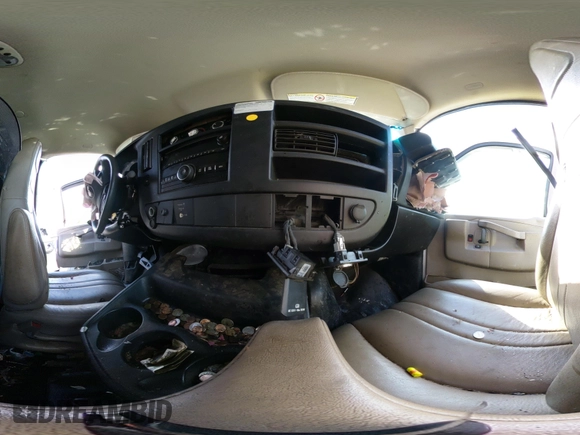 2017 GMC Savana Cargo z VIN 1GTW7AFG9H1117887, wystawiony jako IAAI lot #42233506 z przebiegiem Nie podano mil oraz . Historia ofert i sprzedaży dostępna na DreamBid. Obrazek 18.