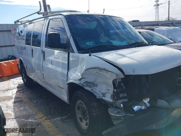 2006 Chevrolet Express Cargo Van with VIN 1GCGG25V061220252, listed as a IAAI auction lot 41297875 with 389,077 mi miles. Bid and sale history available at carsss.com. Image 1.