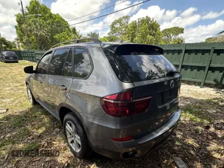 2013 BMW X5 xDrive35i z VIN 5UXZV4C56D0G52619, wystawiony jako IAAI lot #41990893 z przebiegiem 107 080 mil mil oraz . Historia ofert i sprzedaży dostępna na DreamBid. Obrazek 3.