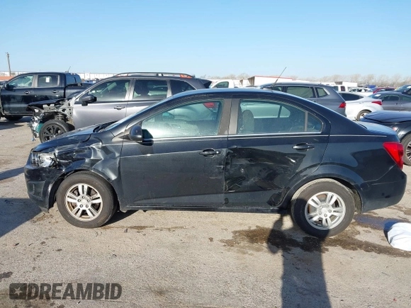 2014 Chevrolet Sonic LT z VIN 1G1JC5SH7E4127137, wystawiony jako IAAI lot #41838678 z przebiegiem 116 415 mil mil oraz . Historia ofert i sprzedaży dostępna na DreamBid. Obrazek 14.