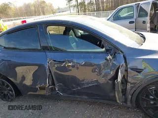 2022 Tesla Model Y Long Range z VIN 7SAYGDEE7NA006476, wystawiony jako IAAI lot #41894606 z przebiegiem 63 380 mil mil oraz . Historia ofert i sprzedaży dostępna na DreamBid. Obrazek 13.