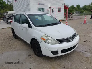 2011 Nissan Versa S z VIN 3N1BC1CP2BL443855, wystawiony jako IAAI lot #42337342 z przebiegiem 155 166 mil mil oraz . Historia ofert i sprzedaży dostępna na DreamBid. Obrazek 1.