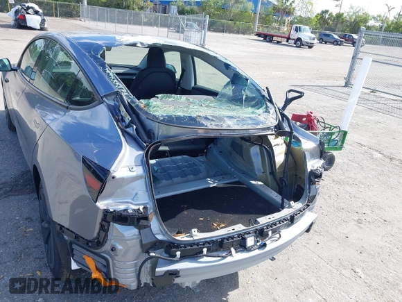 2025 Tesla Model 3 Long Range z VIN 5YJ3E1EA7SF892239, wystawiony jako IAAI lot #42068918 z przebiegiem 17 mil mil oraz . Historia ofert i sprzedaży dostępna na DreamBid. Obrazek 6.