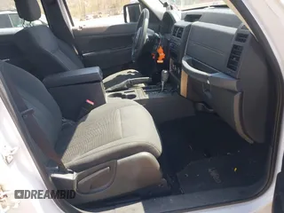 2012 Jeep Liberty Sport z VIN 1C4PJMAK7CW209305, wystawiony jako IAAI lot #42105378 z przebiegiem 136 617 mil mil oraz . Historia ofert i sprzedaży dostępna na DreamBid. Obrazek 5.